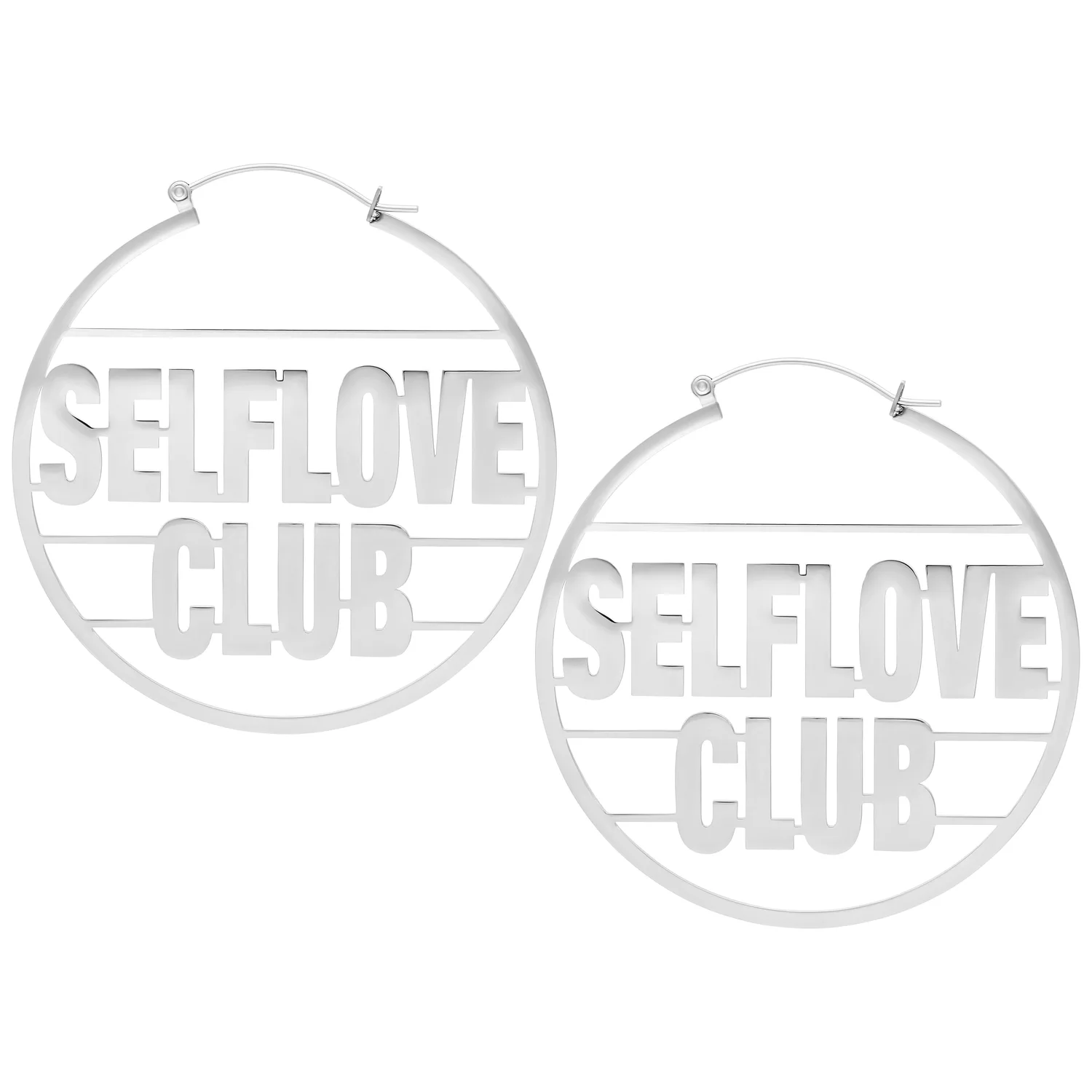 Silberne Selflove Club Hoops aus Edelstahl Silberne Ohrringe mit 'Selflove Club' Schriftzug auf weißem Hintergrund