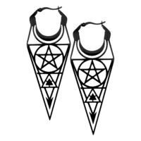 Schwarze Mortalis Hoops Ohrringe aus Edelstahl Schwarze Edelstahl Ohrringe mit geometrischem Design und Klappverschluss auf weißem Hintergrund