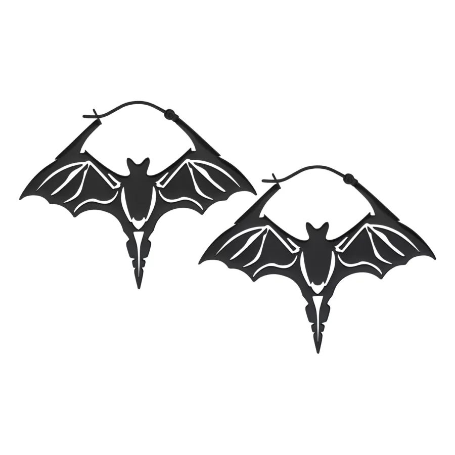 Zwei schwarze Fledermaus-Ohrringe aus Chirurgenstahl auf weißem Hintergrund