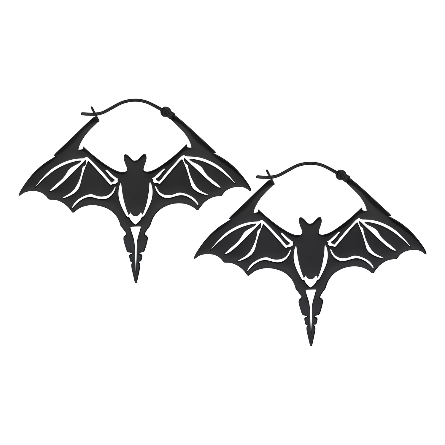 Zwei schwarze Fledermaus-Ohrringe aus Chirurgenstahl auf weißem Hintergrund