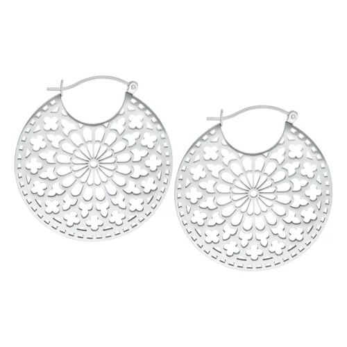 Silberne runde Cathedral Hoops Ohrringe mit filigranem Design auf weißem Hintergrund