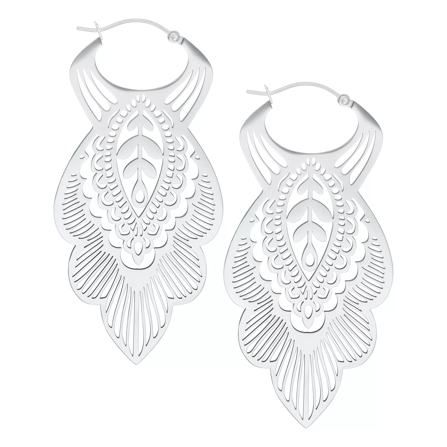 Silberne Mandala Leaf Ohrringe aus Edelstahl auf weißem Hintergrund