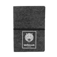 Graues Wildcat Notizbuch mit Logo Graues Notizbuch aus Filz mit Wildcat Logo und elastischem Band