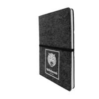 Wildcat Notizbuch mit Filzumschlag Graues Wildcat Notizbuch mit Filzumschlag und Gummiband auf weißem Hintergrund