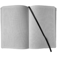 Wildcat Notebook mit Karomuster Offenes Wildcat Notebook mit Karomuster und schwarzem Lesezeichen auf weißem Hintergrund