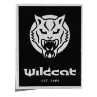 Wildcat Sticker im schwarz-weißen Design Schwarz-weißer Wildcat Sticker mit grimmigem Katzengesicht und Logo