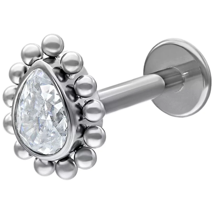 Weißgoldenes Labret mit tropfenförmigem Kristall auf weißem Hintergrund