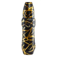 Tattoo Pen in Schwarz mit goldenen Mustern auf weißem Hintergrund