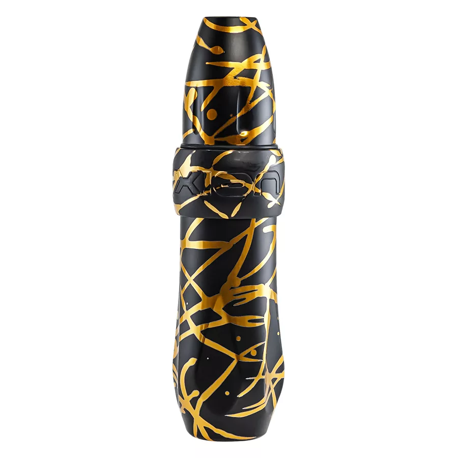 Tattoo Pen in Schwarz mit goldenen Mustern auf weißem Hintergrund