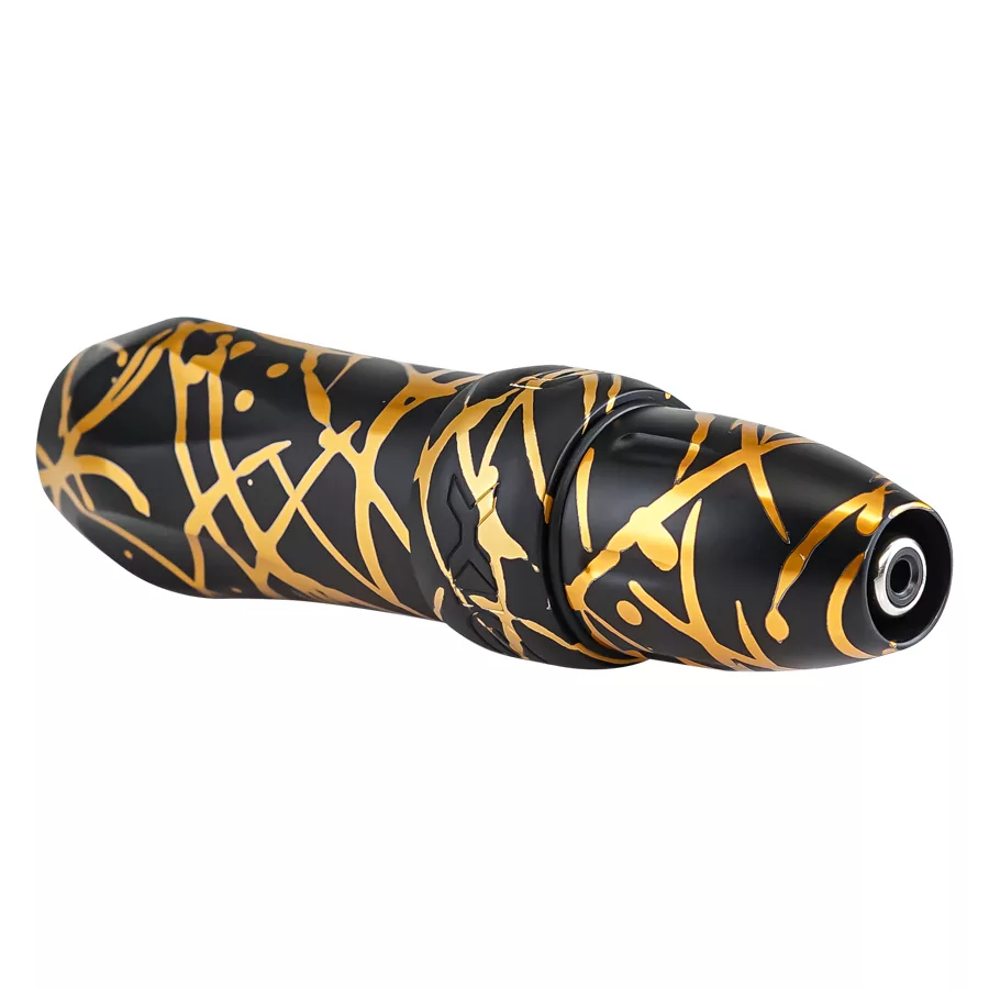 Tattoo-Maschine Spektra Xion Pen in Schwarz mit goldenen Mustern auf weißem Hintergrund