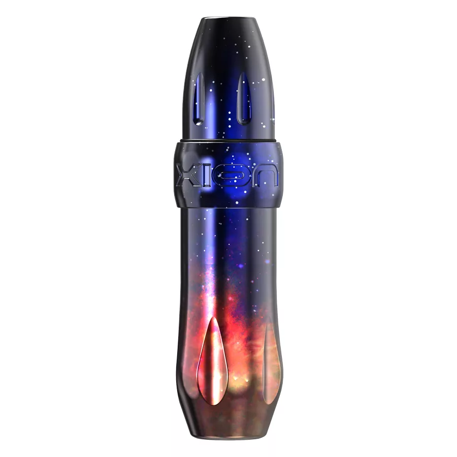 Xion Pen Nebula in Rot und Dunkelblau Tattoomaschine in Rot, Orange, Schwarz und Dunkelblau auf weißem Hintergrund