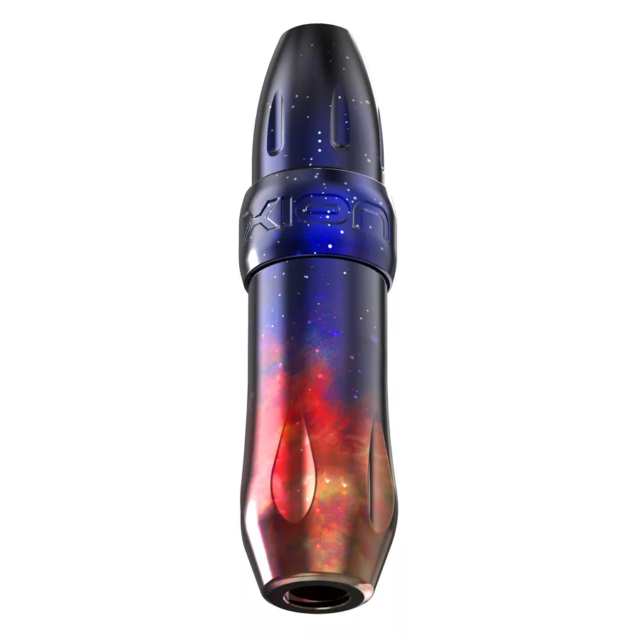 Xion Pen Nebula in Rot-Blau mit Aluminium Tattoo Pen in Rot, Orange und Dunkelblau mit Aluminiumfinish auf weißem Hintergrund