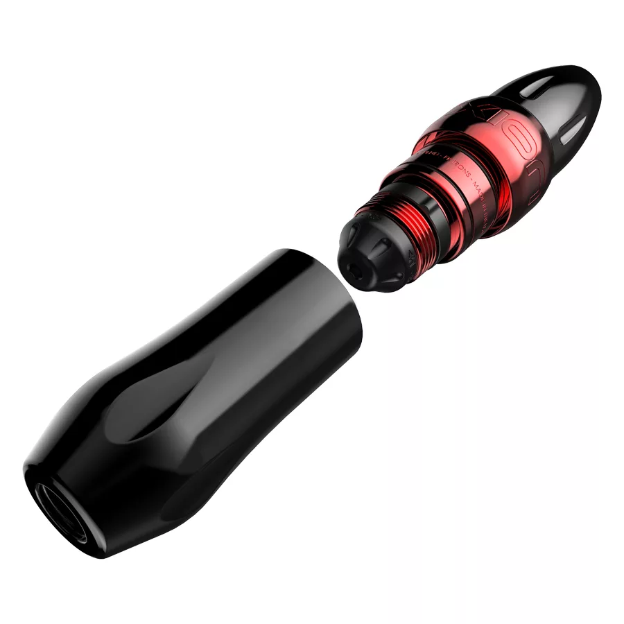 Xion Pen Rot Schwarz Aluminium Tattoomaschine Schwarze und rote Xion Pen Tattoomaschine aus Aluminium auf weißem Hintergrund