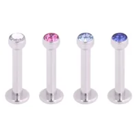 Labret mit Kristall in Silber und Blau Vier silberne Labrets mit klaren, pinken und blauen Kristallen auf weißem Hintergrund