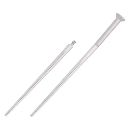 Silberner Titan Einführungsstift für Piercings auf weißem Hintergrund