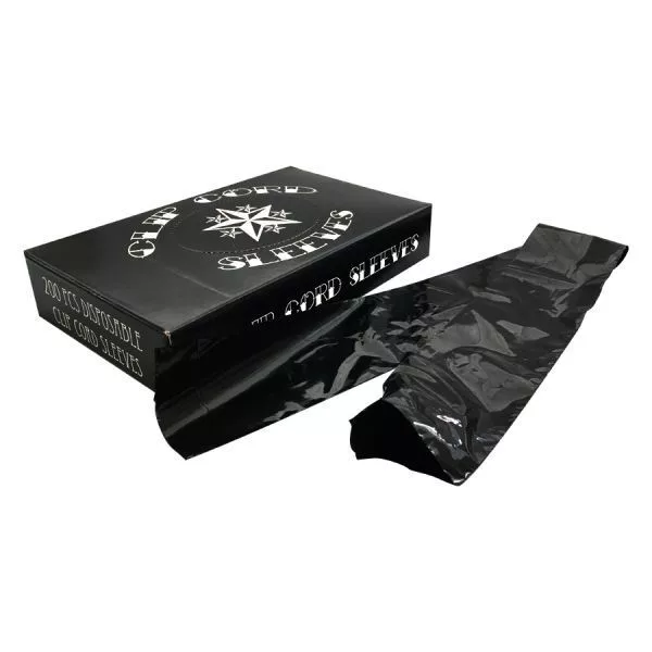 Schwarze Clipcord Sleeves aus der Verpackung gezogen auf weißem Hintergrund