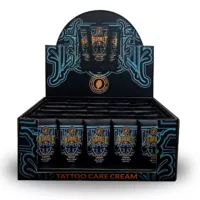 Hornet Tattoo Pflegecreme in dekorativer Box Schwarze Box mit Hornet Tattoo Pflegecreme-Tuben und blauen Verzierungen
