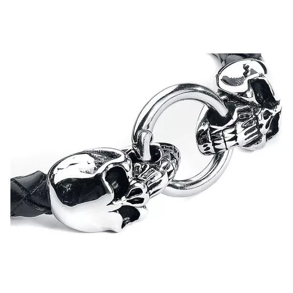 Schädelarmband aus Leder und Chirurgenstahl Schwarzes Lederarmband mit silbernen Schädeln und Ringverschluss vor weißem Hintergrund
