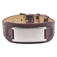 Braunes Lederarmband mit gravierbarer Stahlplatte auf weißem Hintergrund