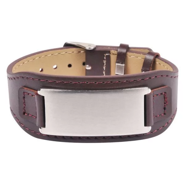 Gravierbares braunes Lederarmband mit Stahlplatte Braunes Lederarmband mit gravierbarer Stahlplatte auf weißem Hintergrund