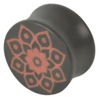 Runder schwarzer Titan Plug mit rotem Mandala-Muster auf einfarbigem Hintergrund