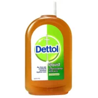 Braune Flasche Dettol Antiseptische Flüssigkeit auf weißem Hintergrund