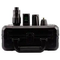 Tattoo-Set mit schwarzem Gehäuse, Maschine und Zubehör auf weißem Hintergrund