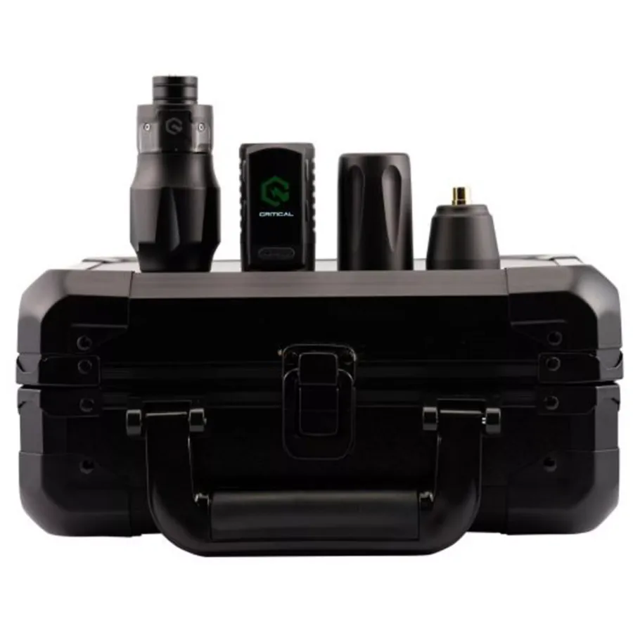 Tattoo-Set mit schwarzem Gehäuse, Maschine und Zubehör auf weißem Hintergrund