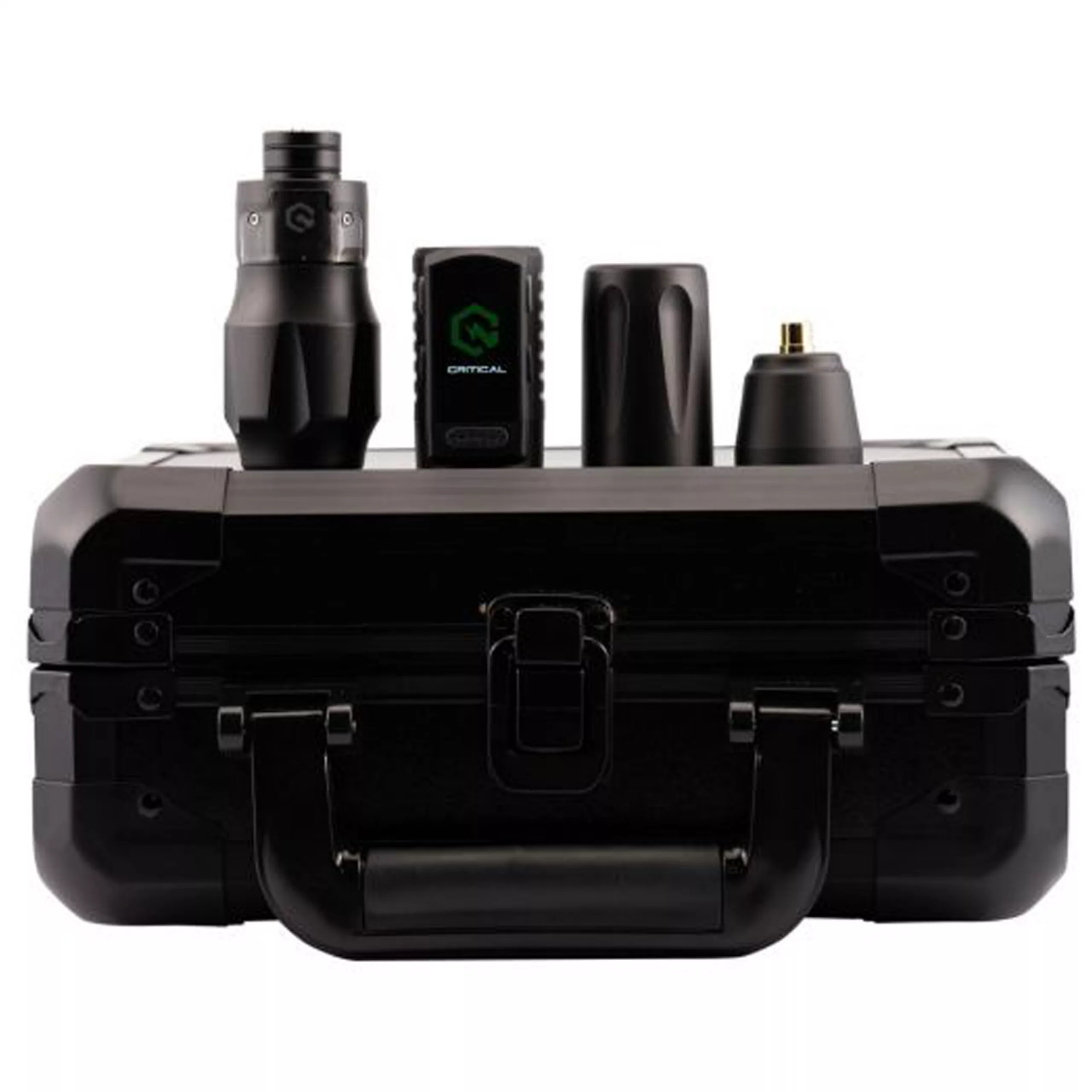 Tattoo-Set mit schwarzem Gehäuse, Maschine und Zubehör auf weißem Hintergrund