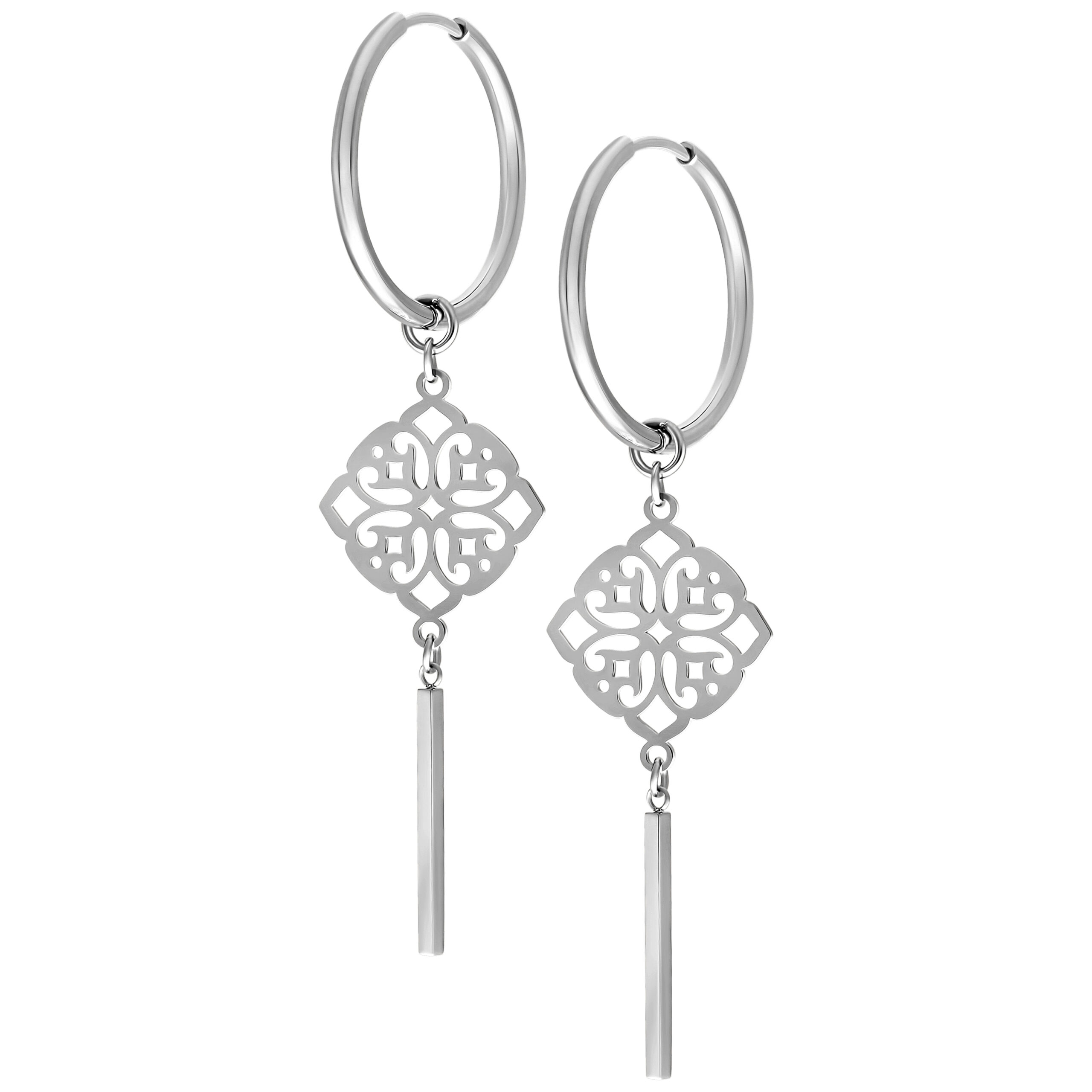 Clover Hoops Paar in Silber Silberne Ohrringe mit Kleeblatt-Anhänger auf weißem Hintergrund