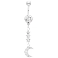 Bauchnabelpiercing mit silbernem Mondanhänger und Sternen auf weißem Hintergrund