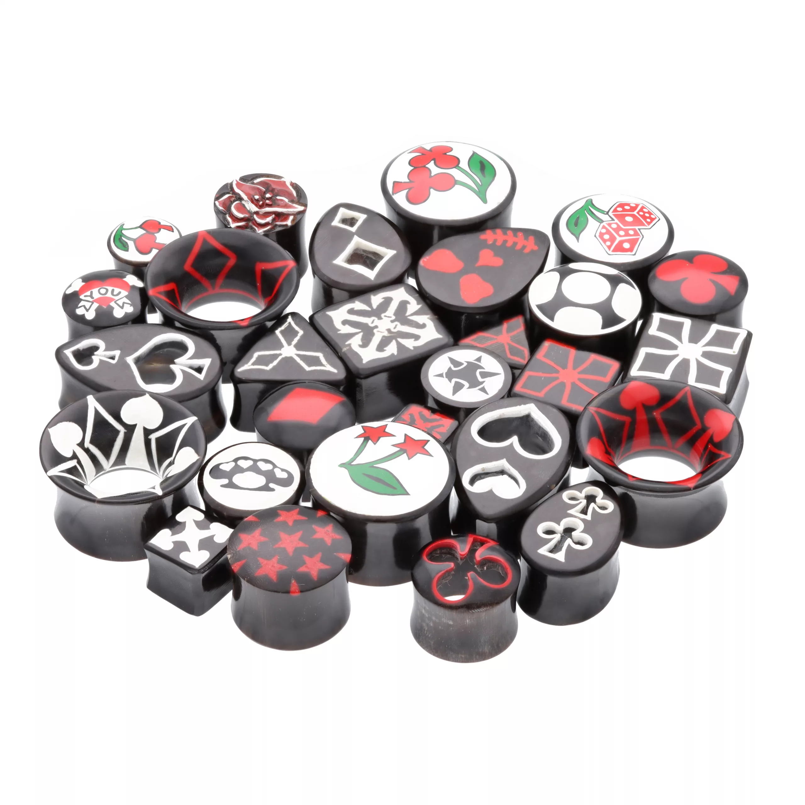 Rotes Organisches Piercing Set aus Holz Verschiedene organische Piercings aus Holz mit roten und weißen Mustern auf weißem Hintergrund