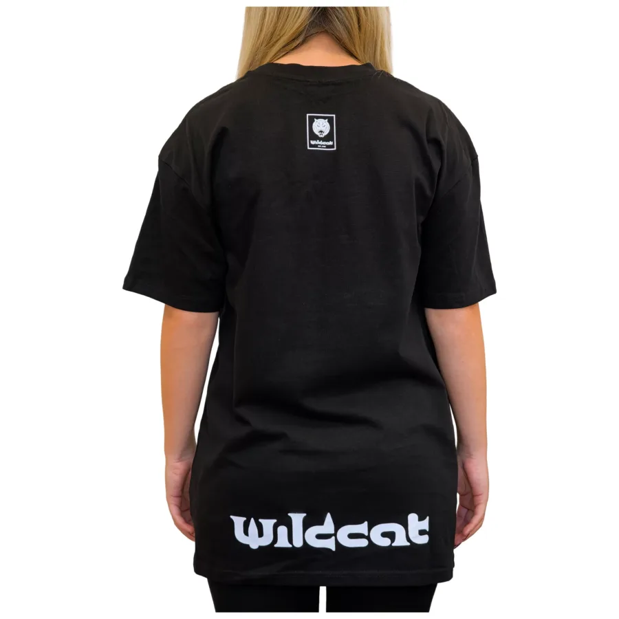 Rückansicht eines schwarzen Oversized T-Shirts mit Wildcat Logo