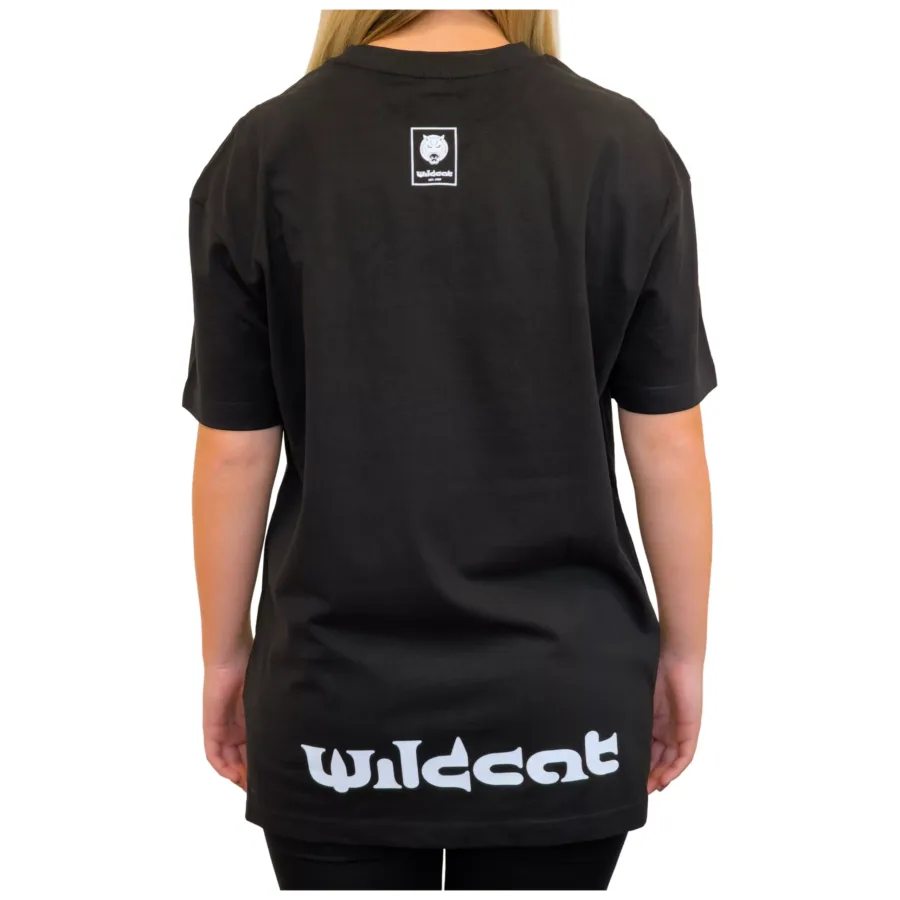 Rückansicht eines schwarzen Wildcat T-Shirts mit Logo auf weißem Hintergrund