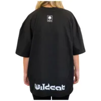 Person trägt schwarzes Oversized Mock Neck T-Shirt von Wildcat, Rückansicht