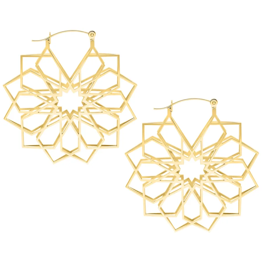 Goldene Kaleidoscope Hoops aus Chirurgenstahl auf weißem Hintergrund