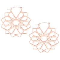 Roségoldene Kaleidoscope Hoops Ohrringe auf weißem Hintergrund