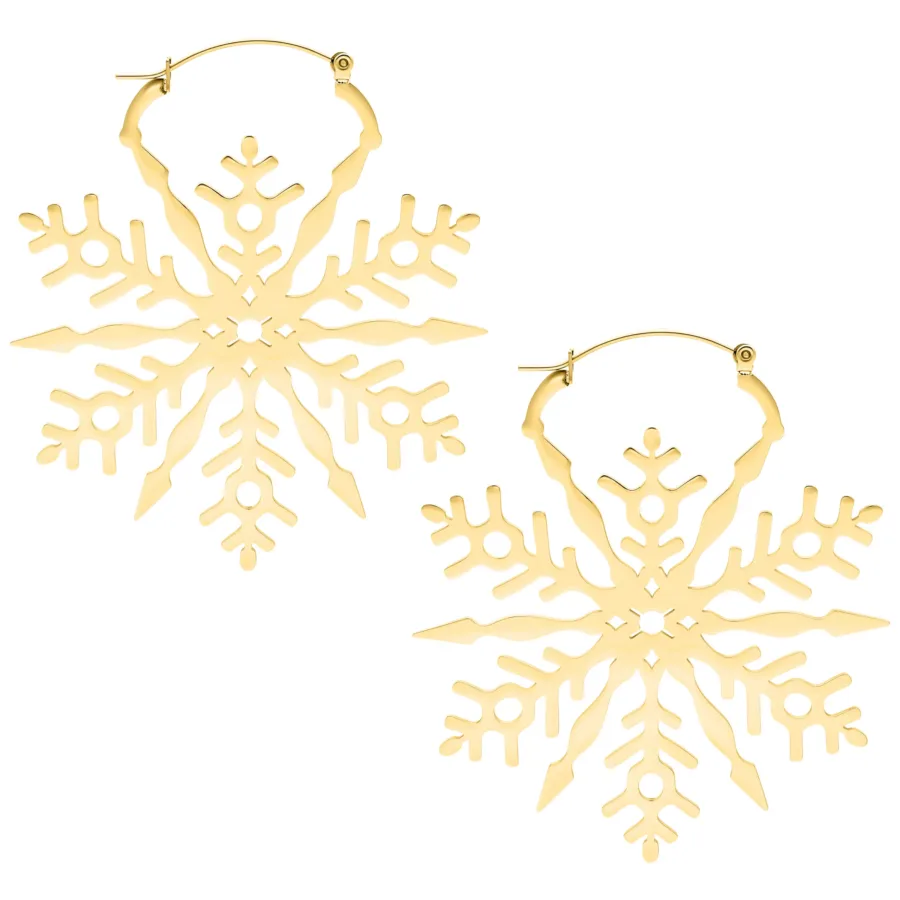Zwei goldene Ohrringe in Form von Schneeflocken auf weißem Hintergrund