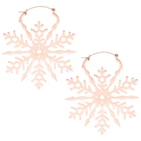 Zwei roségoldene Schneeflocken-Ohrringe aus Edelstahl auf weißem Hintergrund