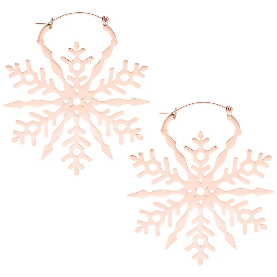 Zwei roségoldene Schneeflocken-Ohrringe aus Edelstahl auf weißem Hintergrund
