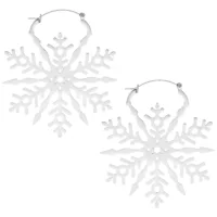 Zwei silberne Schneeflocken Creolen auf weißem Hintergrund