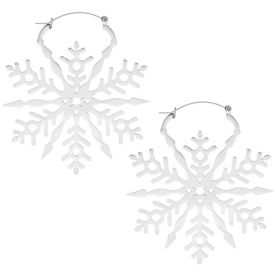 Zwei silberne Schneeflocken Creolen auf weißem Hintergrund