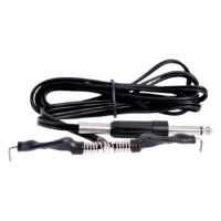 Schwarzes Clip Cord mit Klinkenstecker auf weißem Hintergrund