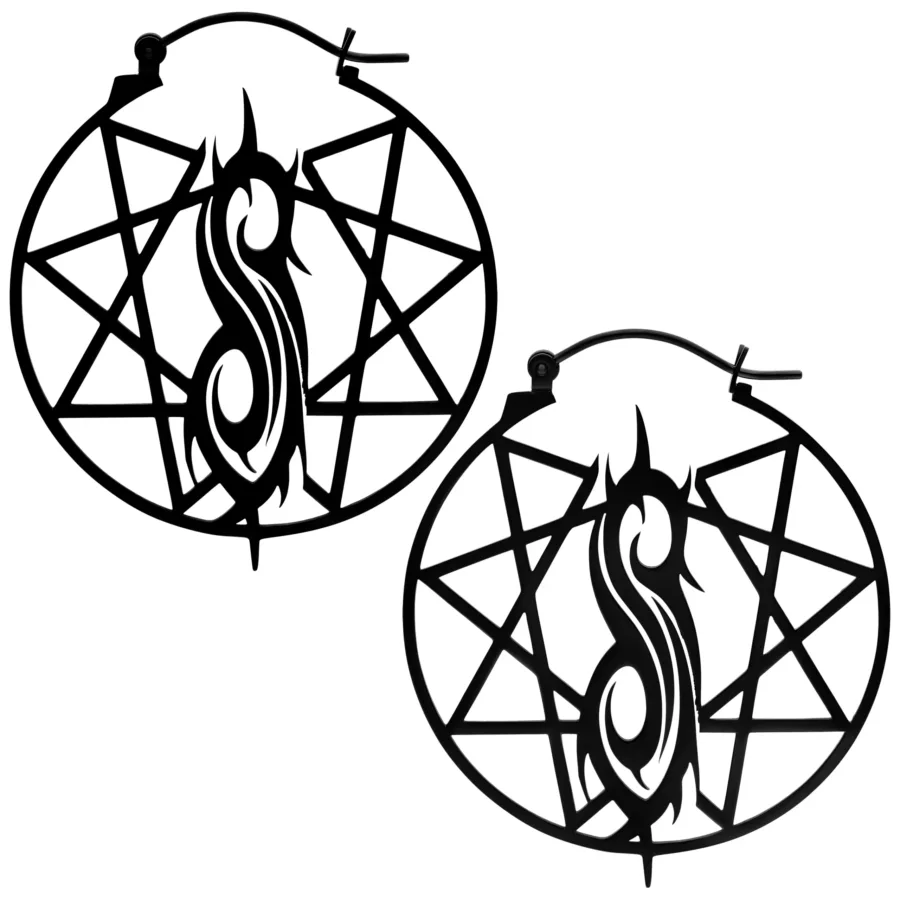 Zwei silberne Slipknot Ohrringe mit Nonagram Logo auf weißem Hintergrund