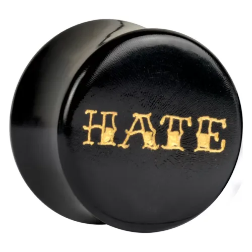 Goldfarbener Plug mit 'HATE' Gravur aus Horn, Größe 18 mm, vor weißem Hintergrund