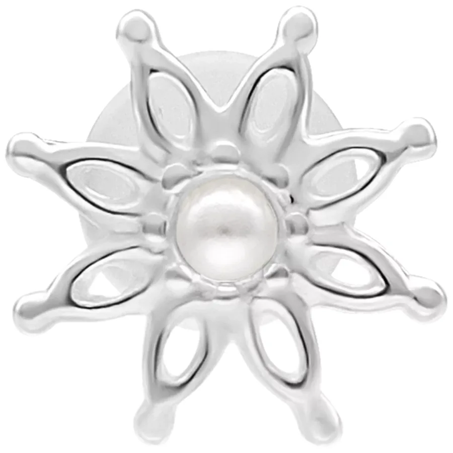 Silbernes Labret mit blumenförmigem Design und Perlendetail auf weißem Hintergrund