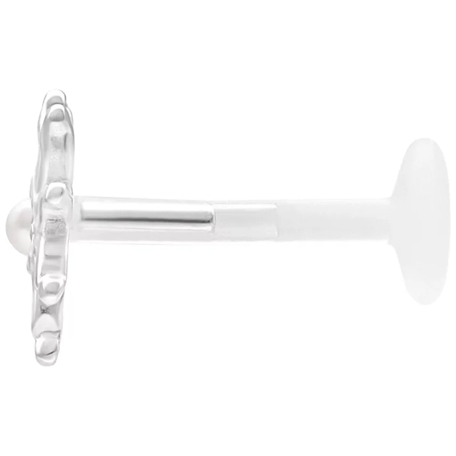 Silbernes Labret Piercing mit Blumenaufsatz auf weißem Hintergrund