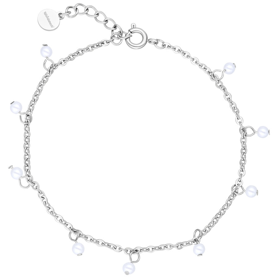 Silbernes Armband mit kleinen Perlen auf weißem Hintergrund