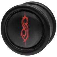 Schwarzer Plug mit rotem Tribal-Logo von Slipknot auf weißem Hintergrund