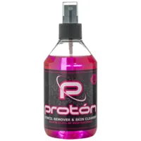 Pinkfarbene Proton Stencil Remover Flasche mit schwarzem Etikett auf weißem Hintergrund